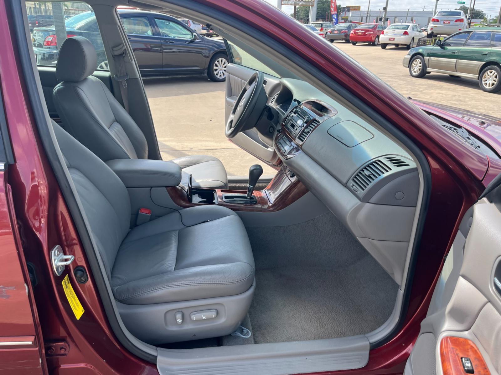 2006 red /TAN Toyota Camry LE V6 (4T1BF30KX6U) with an 3.0L V6 DOHC 24V engine, 5-Speed Automatic Overdrive transmission, located at 14700 Tomball Parkway 249, Houston, TX, 77086, (281) 444-2200, 29.928619, -95.504074 - Photo #11